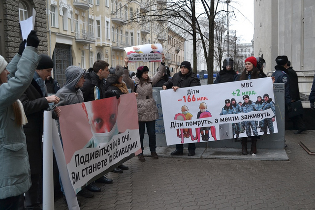 МОЗ заявляє, що бюджет для онкохворих дітей не зменшиться у 2014 році