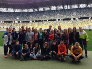 Учасники екскурсії з Тернополя на стадіоні Арена Львів 2015 року.