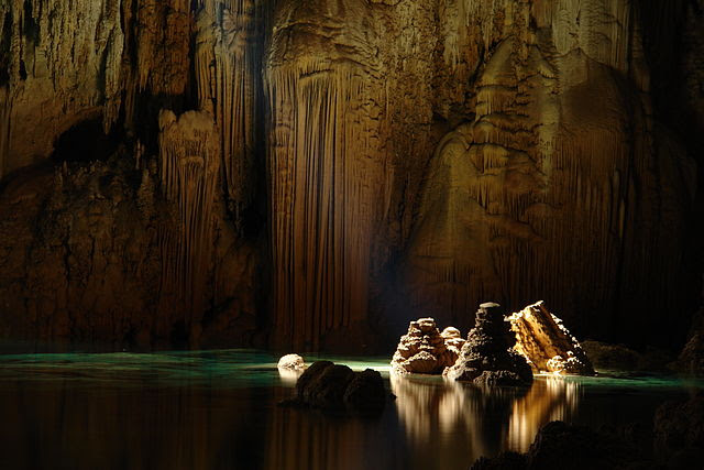 Вапнякові сталагміти у печері Ангумас, Бразилія