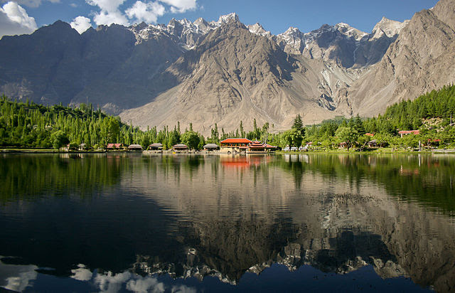 Переможець 2015 року — фото озера Шанґріла у Центральнокаракорамському національному парку у Пакистані. Автор фото — Zaeemsiddiq [вільна ліцензія CC-BY-SA-3.0]