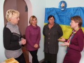 Наталя Бімбірайте (праворуч) спілкується з матерями учасників АТО.
Фото Володимира Орловського