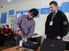 Праворуч Андрій Калита, запропонував добровольцю Манану Фазелю вмістити в банку заповнену крупою камінці щастя, любові, достатку...