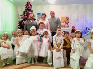Голова ГО "Завтра" Кирило Романенко з колегою вручили подарунки дітлахам з Прилуцького будинку "Надія"