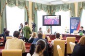Учасники переглядають короткометражний відеоролик про успіхи своїх колег по Програмі у Житомирській області