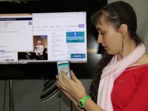Координаторка "Правового Простору" Анна Мартинюк ознайомила учасників воркшопу з мобільним додатком. Фото: Наталя Бімбірайте, ІРЦ "Правовий Простір"