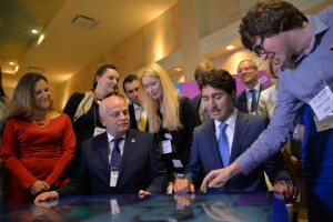 Прем’єр–міністр Канади  Джастін Трюдо знайомиться з розробкою українських ІТ-інженерів - інтерактивним столом для ресторанного бізнесу. 