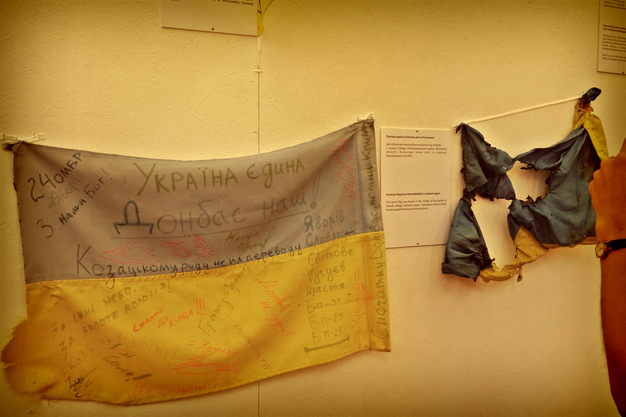 23-25 серпня 2015 року на Софійській площі у Києві відбулась виставка «Прапорів-реліквій».