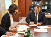 Процес підпису Меморандуму про співпрацю між поліцією та волонтерами iGov (джерело — pl.npu.gov.ua)