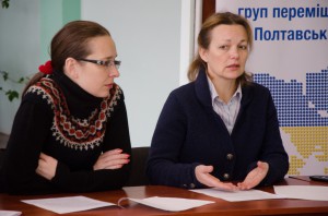 Юлія Кузовкова, переселенка з Луганська, громадська активістка, голова Благодійного фонду «Вектор – плюс».  ( на фотоправоруч)