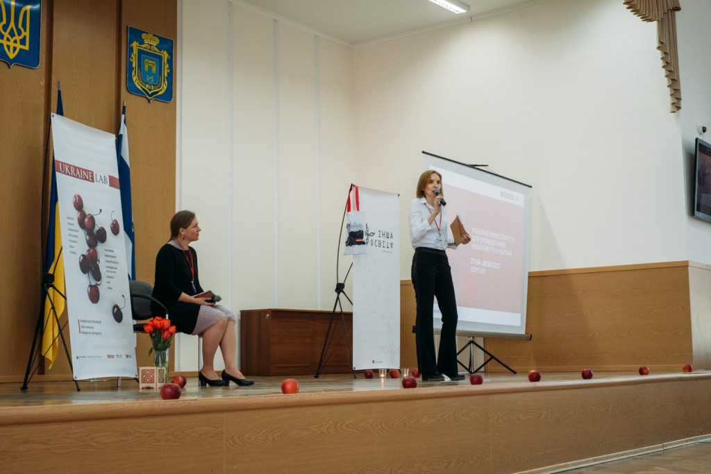 Координаторки форуму UkraineLab Оля Дятел і Альона Каравай на офіційному відкритті в Херсонській міській раді