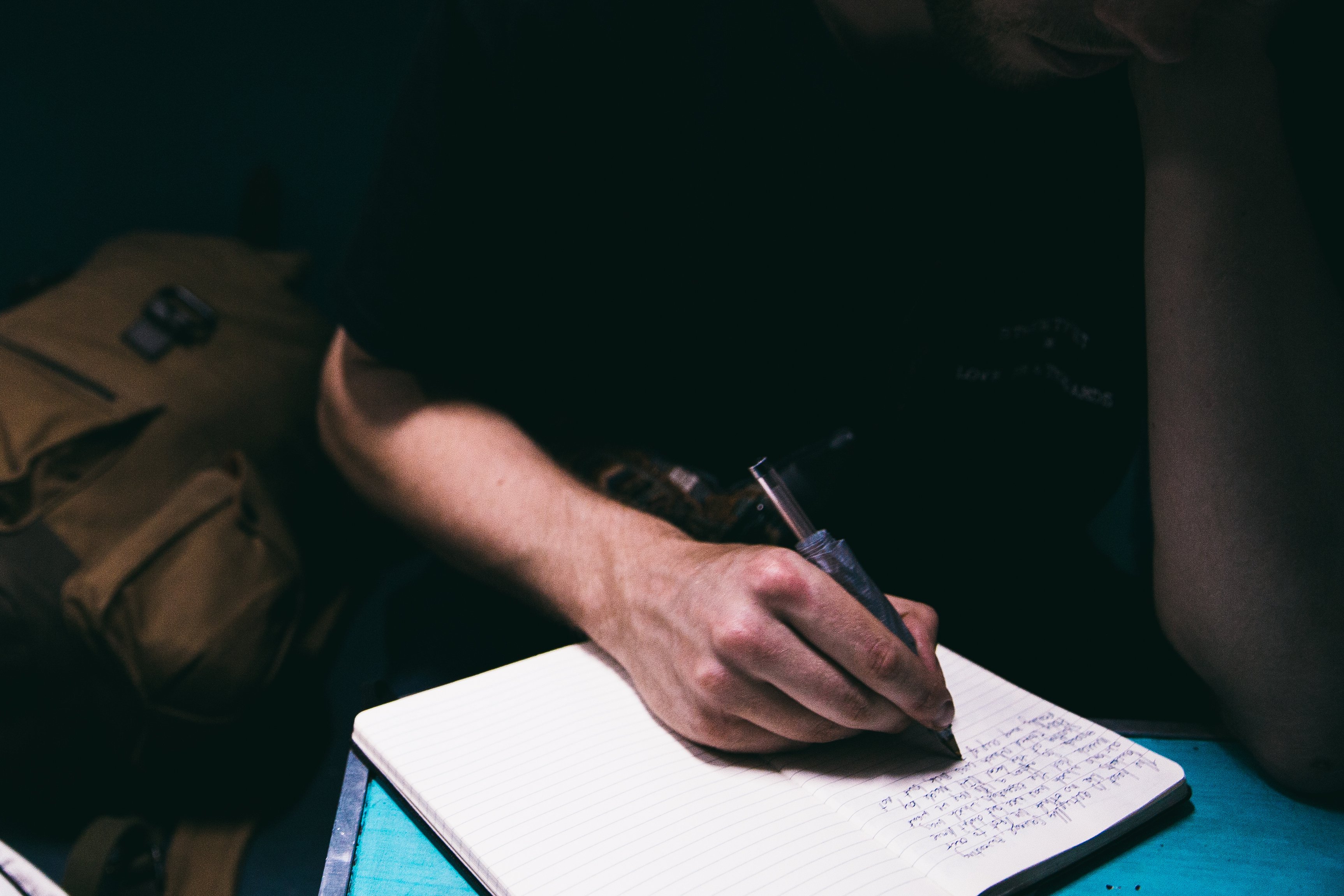Write night. Мужчина писает. Человек пишет. Пишущий парень. Человек пишет в тетради.