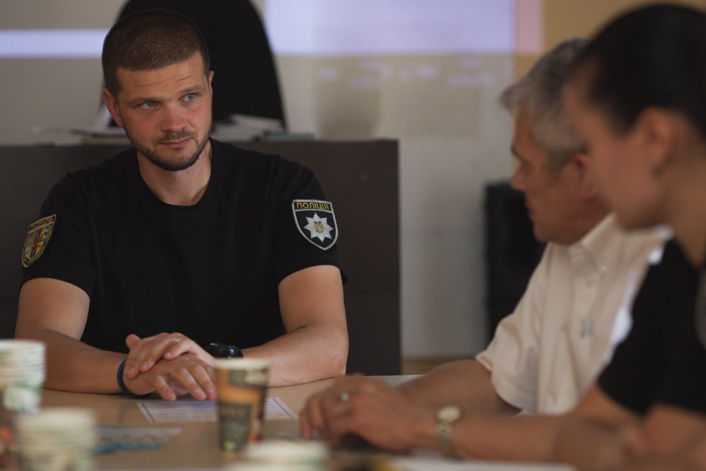 Поліція громадськість пошук компромісів