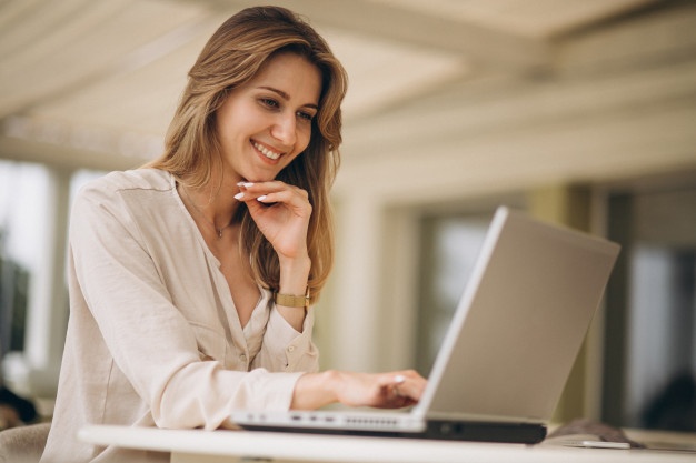 portrait-business-woman-working-laptop_1303-9733