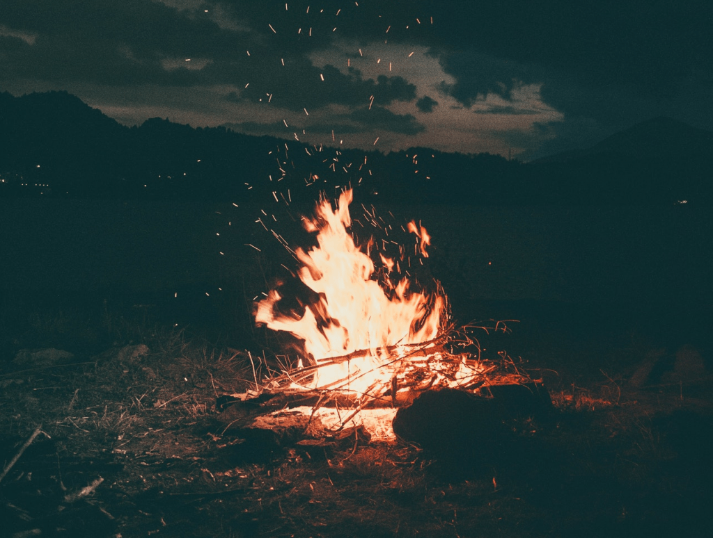 bonfire-burning-camp-1368382