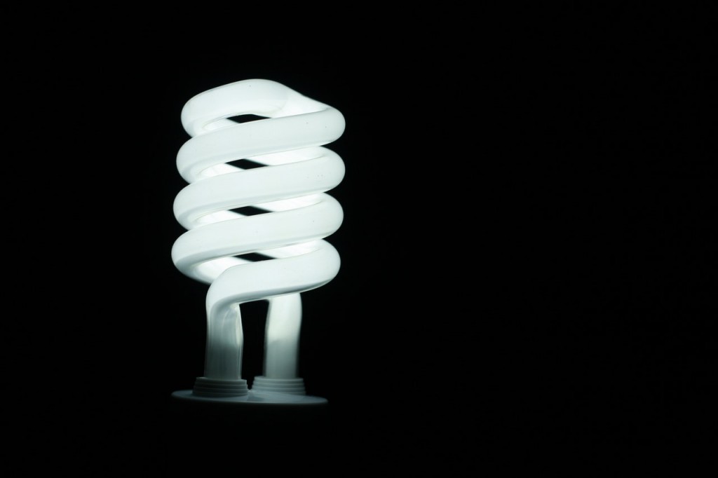 fluorescent - люмінесцентна лампа