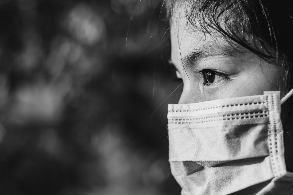 Girl wearing a surgical mask to fight and prevent the coronara v