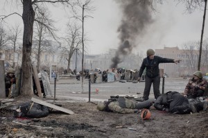 20 лютого на Інститутській. Андрій - крайній справа. Фото Jerome Sessini