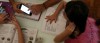 Еліс, 5 років, переглядає відео, надіслане зі школи, в ході навчання вдома з батьком під час карантину в Санто-Андре, Бразилія. Зображення: REUTERS/Amanda Perobelli