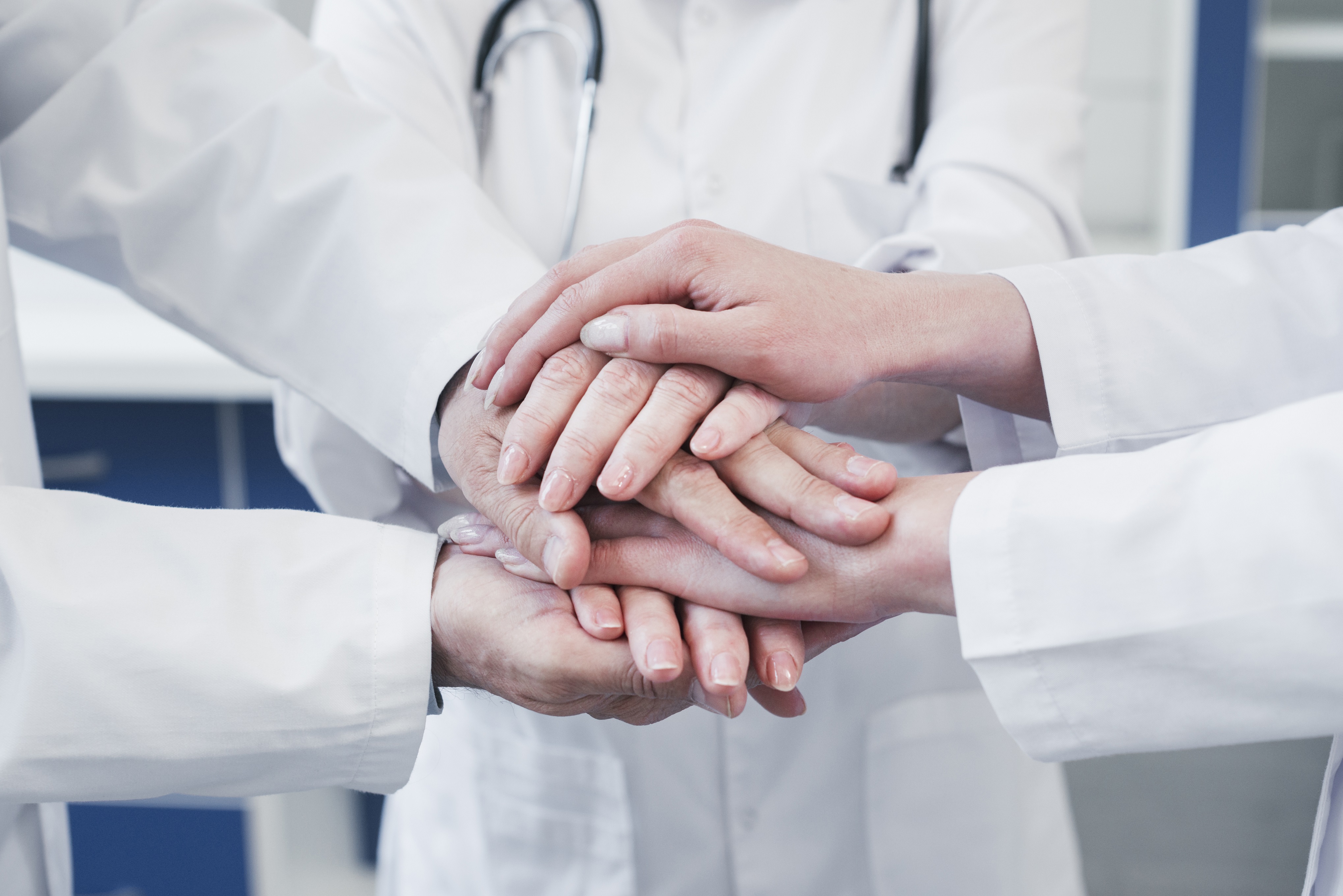 Партнерство врача и пациента. Сотрудничество медицина. Пожатие руки с врачом. Сотрудничество врачей. Предпринимательство в здравоохранении.