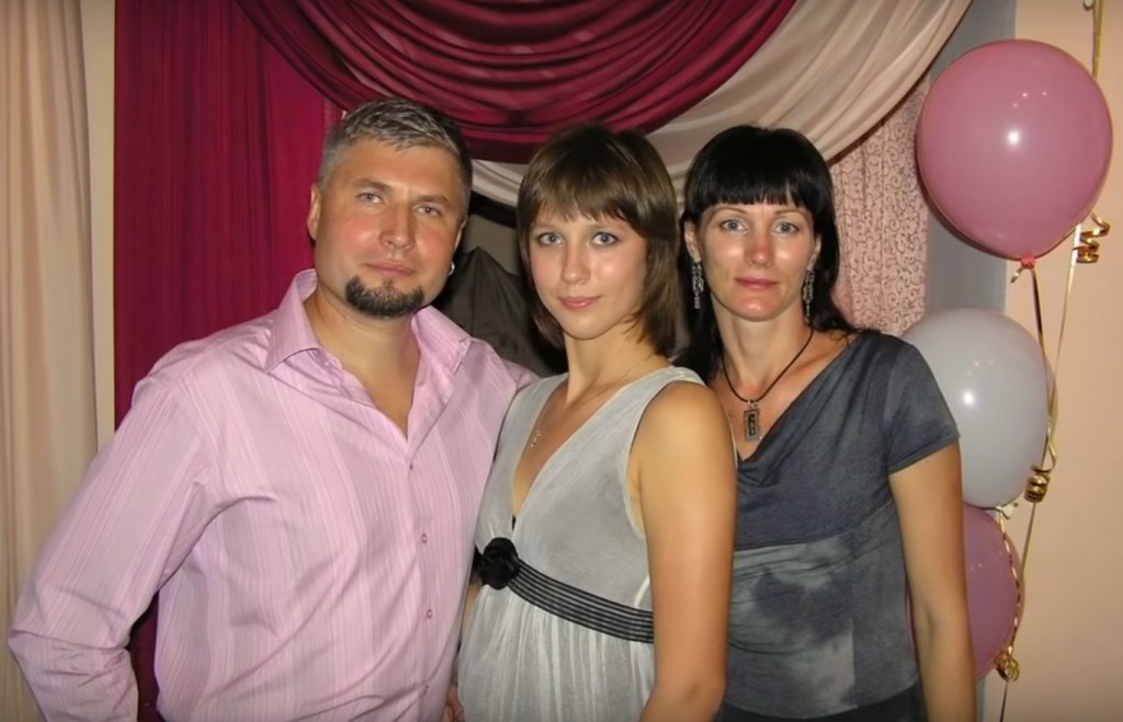 Ігор з дружиною та донькою. Скріншот з відео