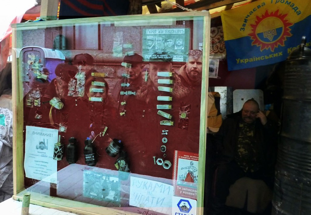  Відображення Ігоря у склі на вул.Грушевського поруч із фото перших вбитих Героїв.Автор фотографії: Сергій Сергієнко