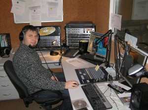 Ігор Сердюк на роботі на «Відкритому радіо»