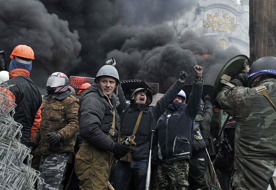 На Майдані Незалежності 19 лютого 2014р. Василь по центру із піднятими догори руками. Фото: Getty Images.