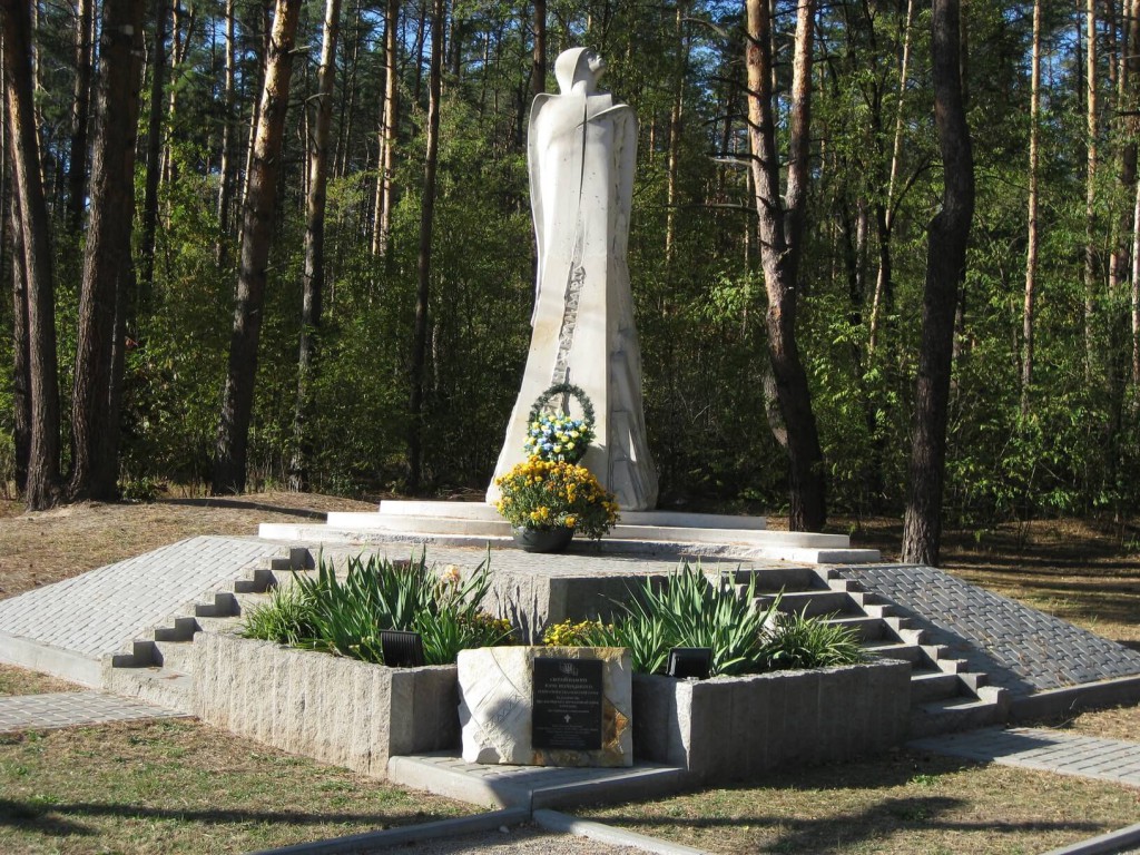 Пам'ятник, встановлений при дорозі на в'їзді до села Гнідин. На відстані 500 метрів у лісі було знайдене тіло Юрія Вербицького.