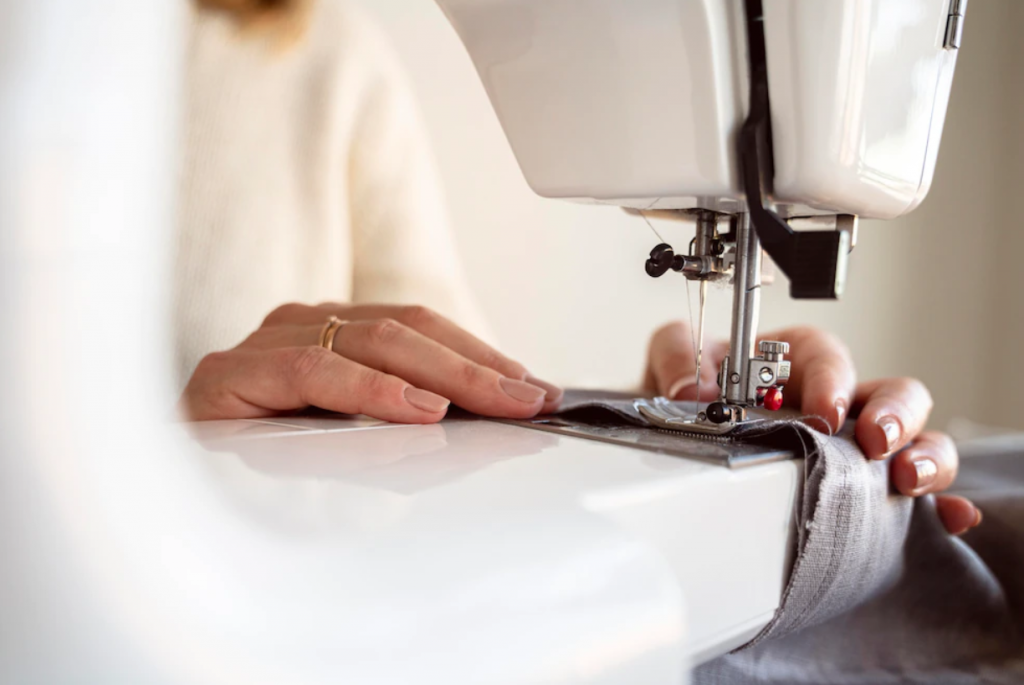 2022-04-29 21_45_17-close-up-person-using-sewing-machine_23-2148827162.jpg (996×664)