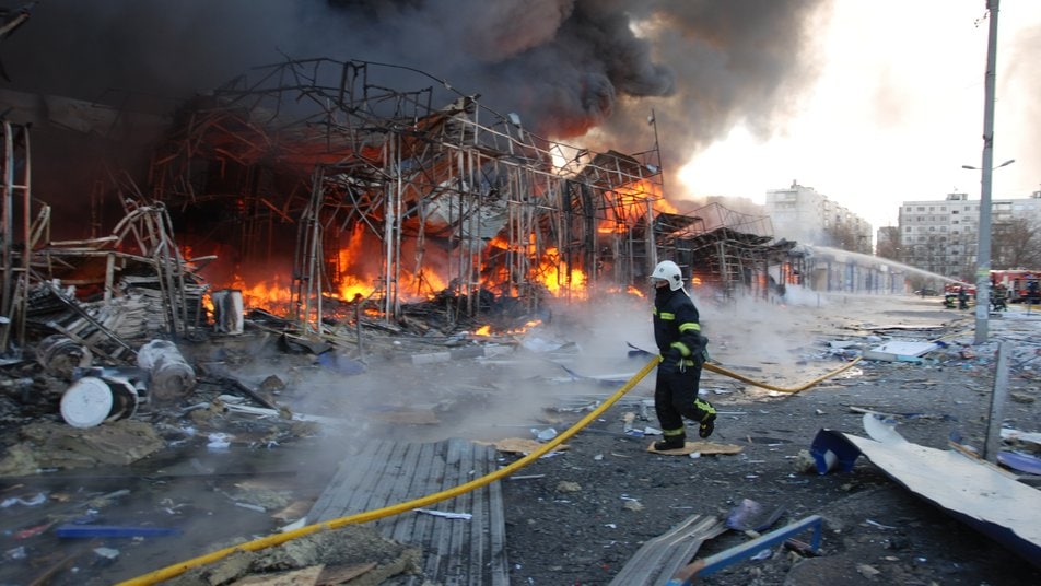 MAR16 Kharkiv. Fire in the market near the subway  after shelling (3)