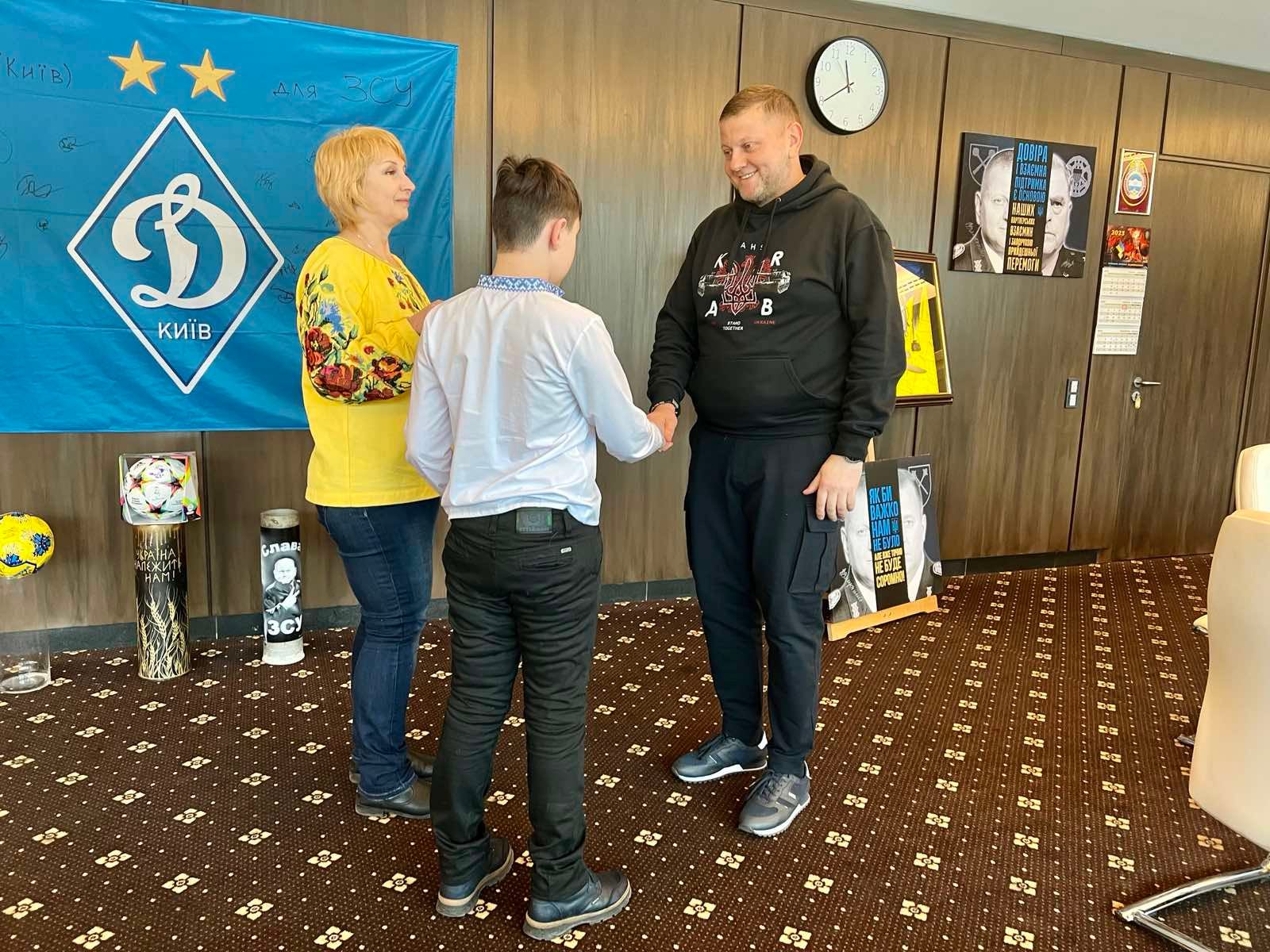 Валерій Залужний отримав символічний подарунок від Максима Бровченка ...