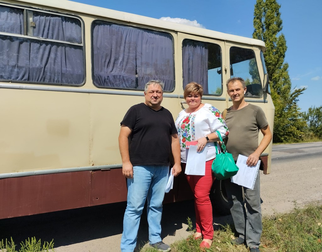 Голови Глибоцької та Милівської громад біля подарованого автобуса