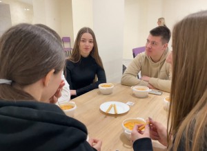 Вікторія Кмиць з однокласниками у їдальні