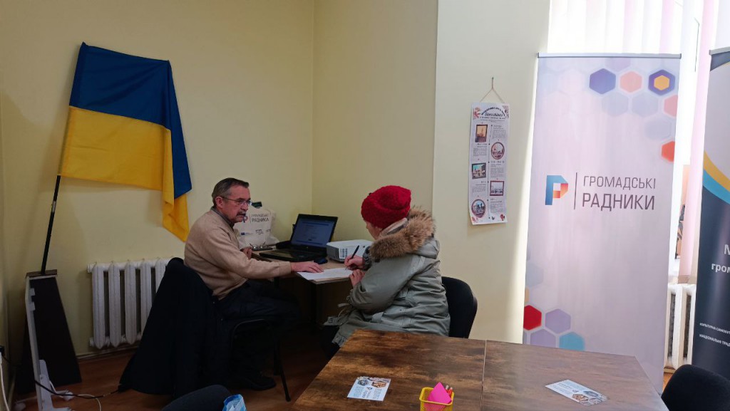Юрист Михайло Бардин консультує громадян у місті Сторожинець Чернівецької області