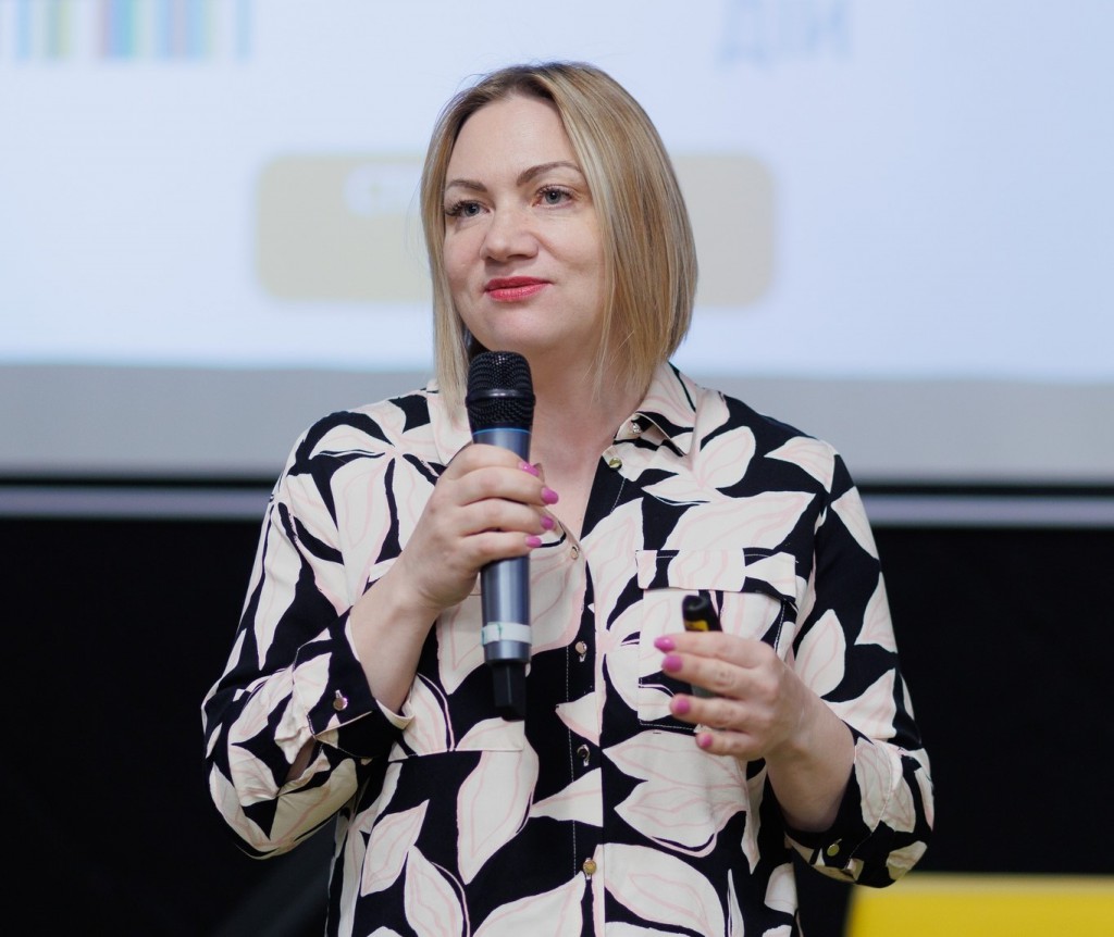 Тетяна Андрійчук - старша викладачка Києво-Могилянської школи врядування ім. А. Мелешевича, заступниця завідуючого відділом Департаменту інформації та взаємодії з громадськістю Секретаріату КМУ
