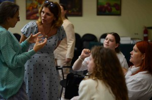 Жінки, які стоять та сидять активно спілкуються між собою