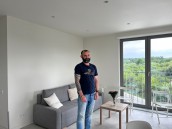 Фото: Роман, військовий медик, у своєму тимчасовому помешканні у новозбудованому багатоквар-тирному будинку у Львові.