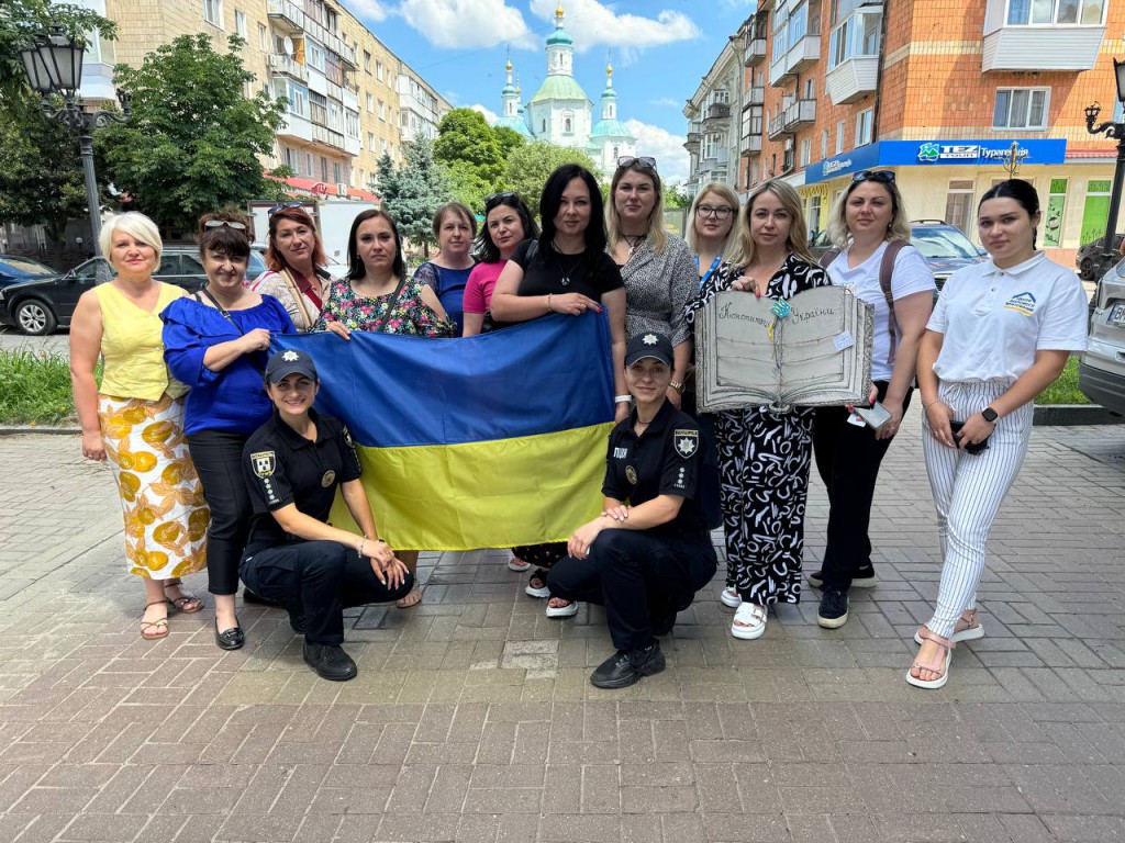На фото: вулична акція до Дня Конституції України разом із партнерами — членкинями «Коаліції 1325. Сумщина»