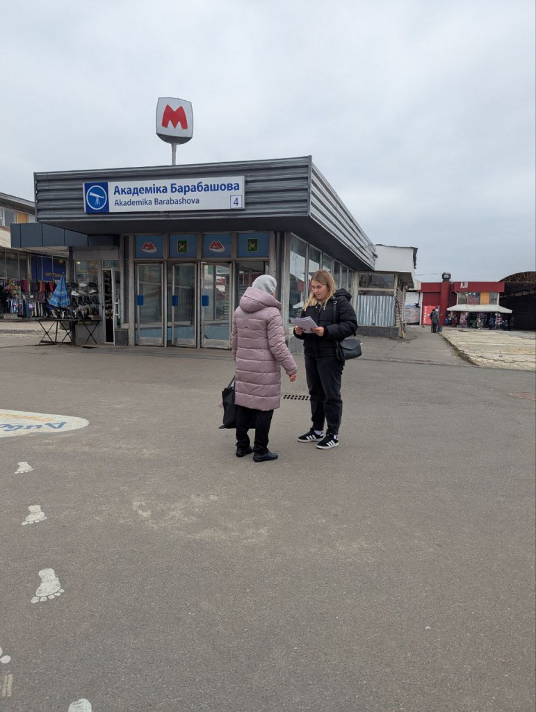 На фото: опитування людей старшого віку Київського району міста Харкова