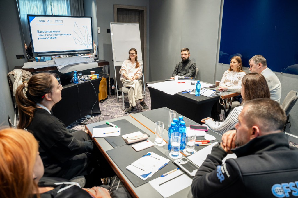 У RBM ці рівні ми називаємо «впливом» (impact) – довгостроковими змінами у віддаленій перспективі – та «наслідком» (вислід, outcome) – безпосередніми змінами у житті цільових груп або бенефіціарів, каже Соломія Боршош.