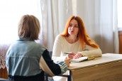 На фото: юристка членської організації МПР «Стратегії і технології ефективного партнерства» (м. Запоріжжя) Марія Череп під час індивідуальної консультації