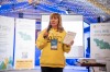 На фото: виконавча директорка Мережі правового розвитку Ольга Настіна демонструє посібник «Екосистема гуманітарної координації. Як Link об’єднує громади та партнерів»