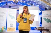 На фото: виконавча директорка Мережі правового розвитку Ольга Настіна демонструє посібник «Екосистема гуманітарної координації. Як Link об’єднує громади та партнерів»