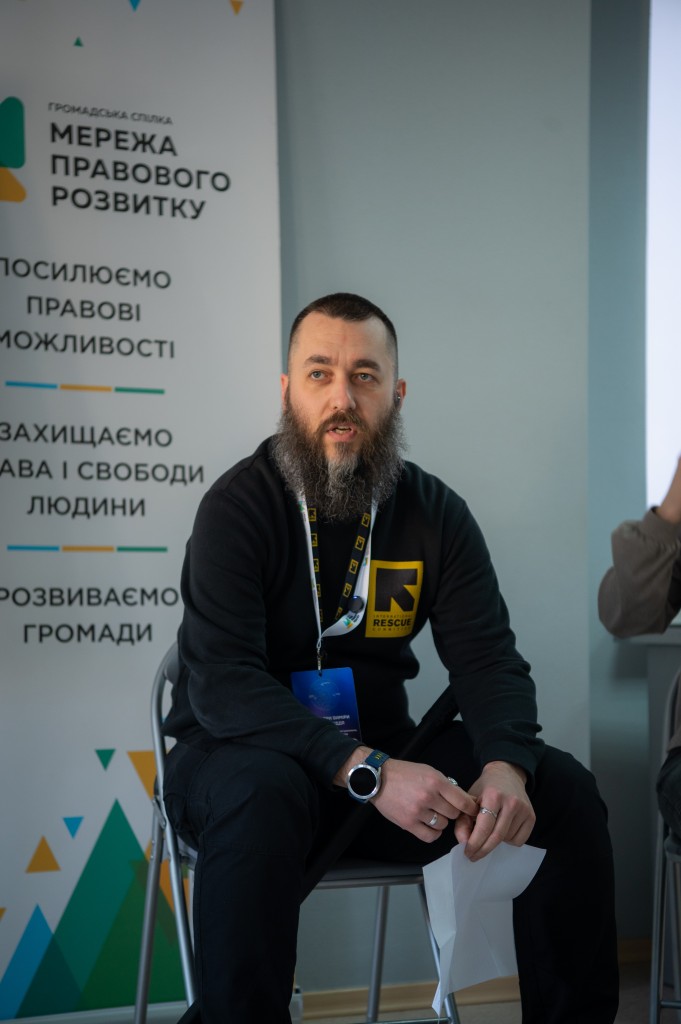 На фото: фахівець із соціального та правового захисту Міжнародного комітету з питань порятунку (IRC) Костянтин Дворцов