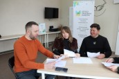 На фото: (зліва на право) юрист Дмитро Янюк, соціальна працівниця Наталія Костюк, психологиня Зоряна Сторожинська та голова ЦЕПР Андрій Корбецький
