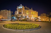 1280px-Будинок-театру-опери-та-балету-3