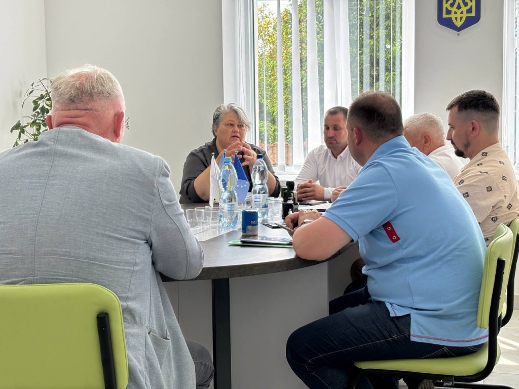 Зустріч представників громад у день підписання Договору про співробітництво